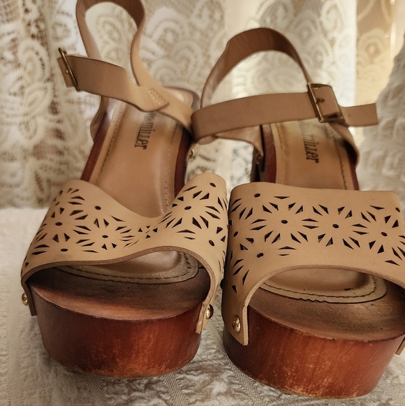 Olivia Miller Tan Platform Sandals - Picture 4 of 8